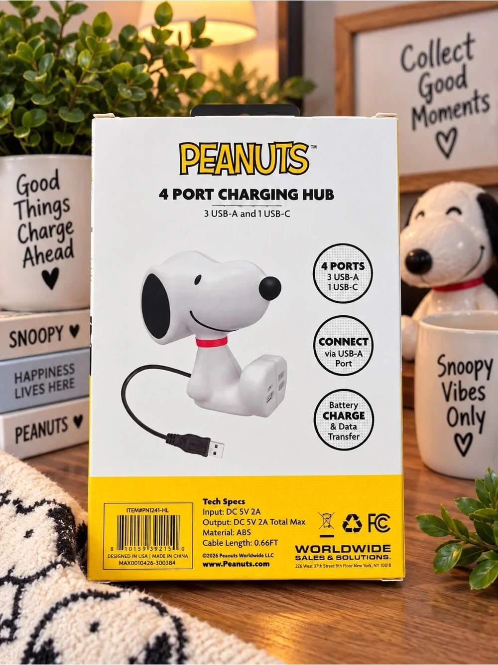 Peanuts Snoopy 4-Port Charging Hub in White with Red Collar